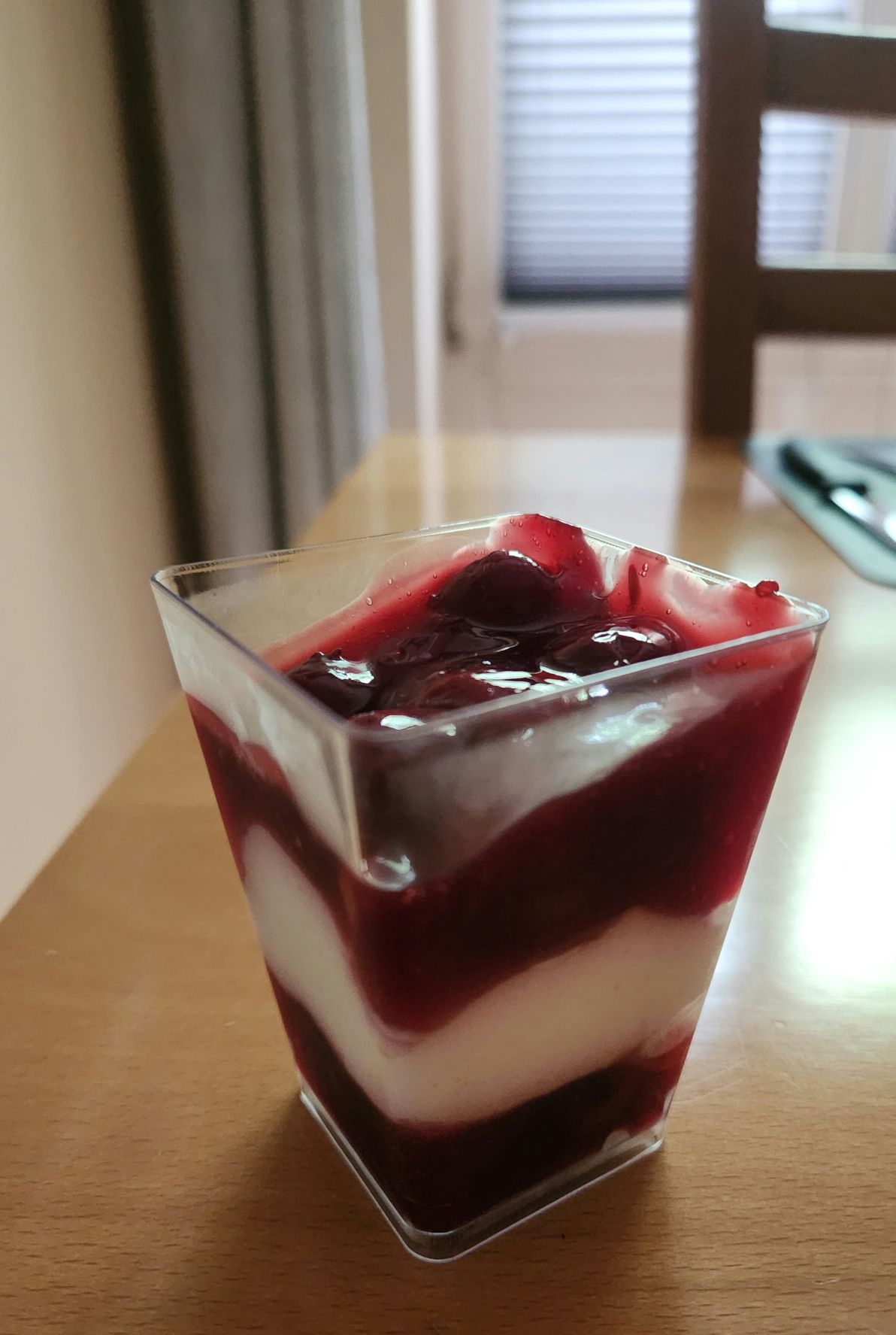 Kirsch-Sahne-Quark-Dessert.jpg